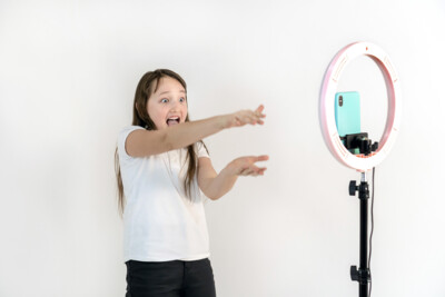TikTok Influencerin vor Handy