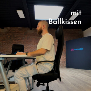 Verbesserung der Sitzposition mit Ballkissen im Kreativ&Söhne Büro