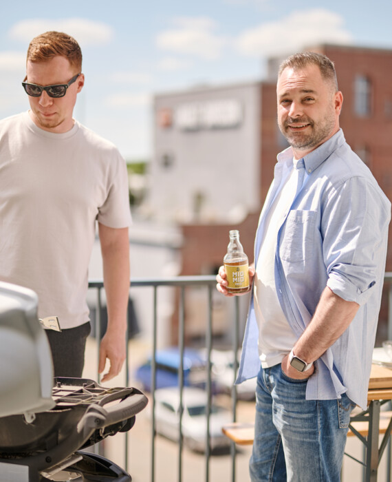 Florian und Alex beim Grillen auf dem Agentur-Balkon in Leipzig