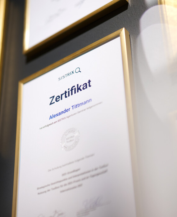 Wall of Fame mit Sistrix Zertifikat im Kreativ&Söhne Büro Leipzig