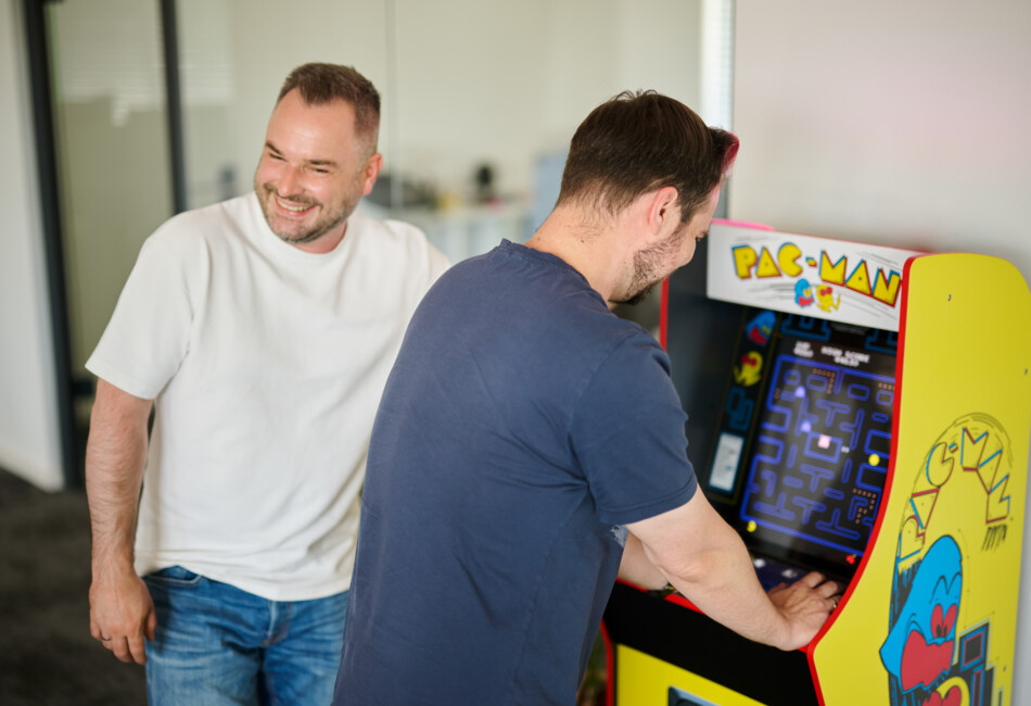 Alex und Eddi am Retro Pac-Man Automaten im Leipziger Büro